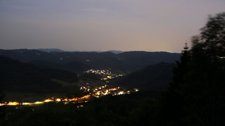 Dieses Bild zeigt eine Webcam-Aufnahme vom Achertal, aufgenommen am Sonntag, den 24.05.2026 um 22:30 Uhr. Die Temperatur betrug 22.1°C.