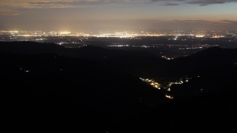Dieses Bild zeigt eine Webcam-Aufnahme vom Achertal, aufgenommen am Freitag, den 23.05.2025 um 22:50 Uhr. Die Temperatur betrug 5.1°C.