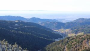 Dieses Bild zeigt eine Webcam-Aufnahme vom Achertal, aufgenommen am Montag, den 01.12.2025 um 13:50 Uhr. Die Temperatur betrug 1.6°C.