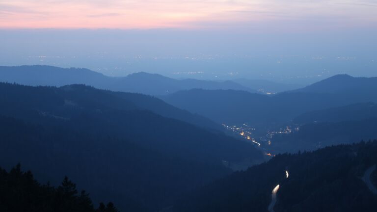 Dieses Bild zeigt eine Webcam-Aufnahme vom Achertal, aufgenommen am Sonntag, den 08.03.2026 um 19:00 Uhr. Die Temperatur betrug 9.4°C.