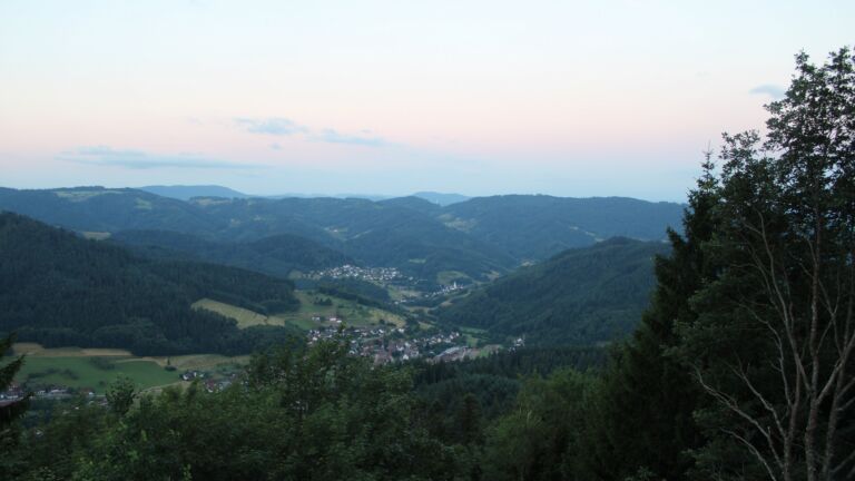 Dieses Bild zeigt eine Webcam-Aufnahme vom Achertal, aufgenommen am Freitag, den 03.07.2026 um 05:30 Uhr. Die Temperatur betrug 14.4°C.