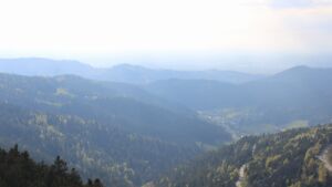 Dieses Bild zeigt eine Webcam-Aufnahme vom Achertal, aufgenommen am Dienstag, den 21.04.2026 um 17:50 Uhr. Die Temperatur betrug 5.1°C.