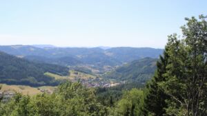 Dieses Bild zeigt eine Webcam-Aufnahme vom Achertal, aufgenommen am Freitag, den 07.08.2026 um 14:30 Uhr. Die Temperatur betrug 28.8°C.