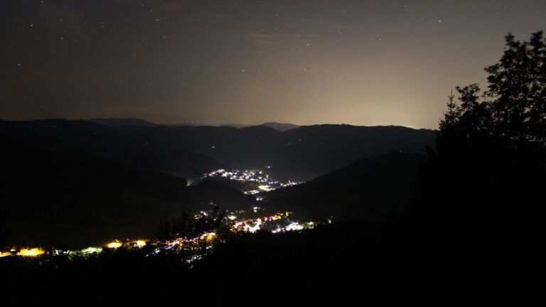 Dieses Bild zeigt eine Webcam-Aufnahme vom Achertal, aufgenommen am Sonntag, den 19.07.2026 um 01:00 Uhr. Die Temperatur betrug 17.2°C.