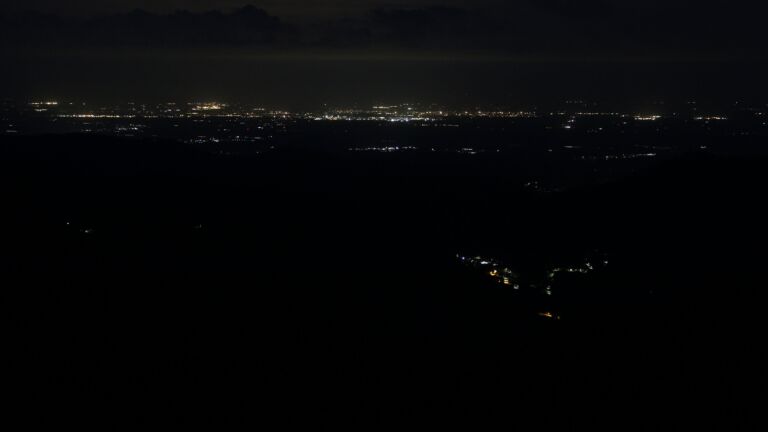 Dieses Bild zeigt eine Webcam-Aufnahme vom Achertal, aufgenommen am Freitag, den 23.05.2025 um 04:10 Uhr. Die Temperatur betrug 4°C.