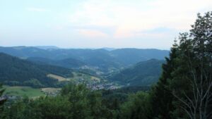 Dieses Bild zeigt eine Webcam-Aufnahme vom Achertal, aufgenommen am Samstag, den 20.06.2026 um 21:00 Uhr. Die Temperatur betrug 28.5°C.