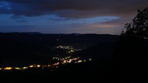 Dieses Bild zeigt eine Webcam-Aufnahme vom Achertal, aufgenommen am Freitag, den 15.05.2026 um 22:10 Uhr. Die Temperatur betrug 4.4°C.