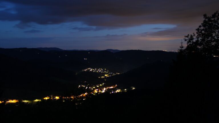 Dieses Bild zeigt eine Webcam-Aufnahme vom Achertal, aufgenommen am Freitag, den 15.05.2026 um 22:10 Uhr. Die Temperatur betrug 4.4°C.