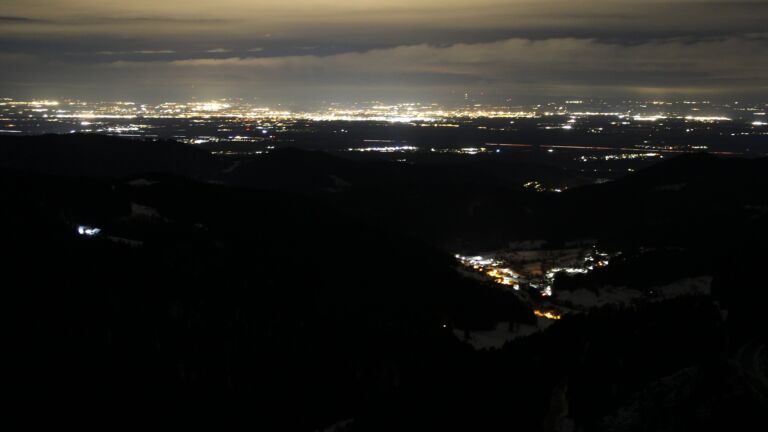 Dieses Bild zeigt eine Webcam-Aufnahme vom Achertal, aufgenommen am Dienstag, den 13.01.2026 um 04:30 Uhr. Die Temperatur betrug 3.6°C.