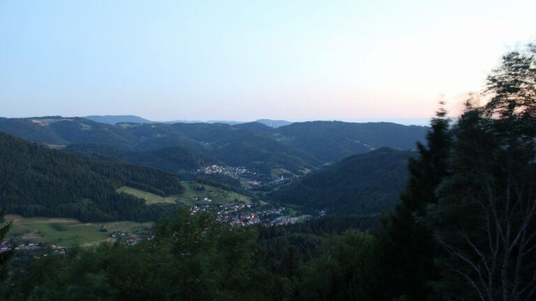Dieses Bild zeigt eine Webcam-Aufnahme vom Achertal, aufgenommen am Sonntag, den 12.07.2026 um 22:00 Uhr. Die Temperatur betrug 23.6°C.