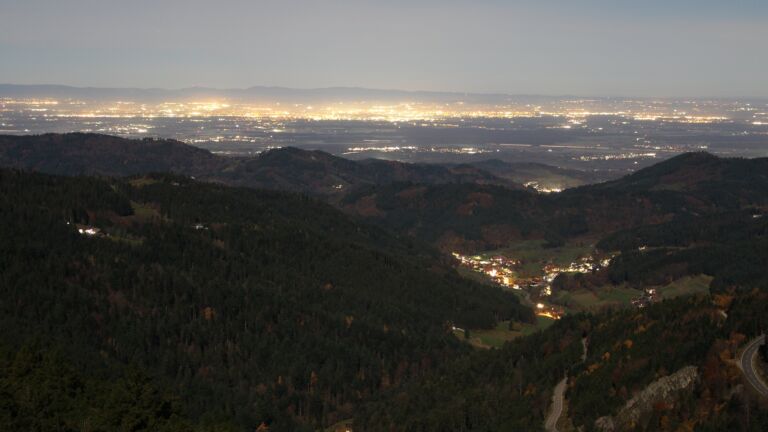 Dieses Bild zeigt eine Webcam-Aufnahme vom Achertal, aufgenommen am Mittwoch, den 05.11.2025 um 20:30 Uhr. Die Temperatur betrug 13°C.