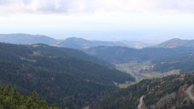 Dieses Bild zeigt eine Webcam-Aufnahme vom Achertal, aufgenommen am Dienstag, den 11.11.2025 um 13:00 Uhr. Die Temperatur betrug 7.6°C.