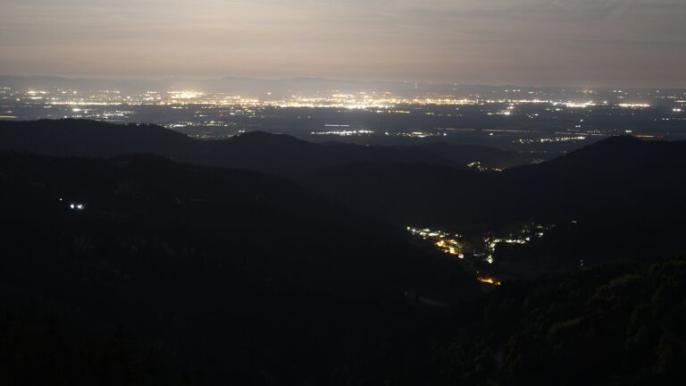 Dieses Bild zeigt eine Webcam-Aufnahme vom Achertal, aufgenommen am Montag, den 27.04.2026 um 03:30 Uhr. Die Temperatur betrug 9.6°C.