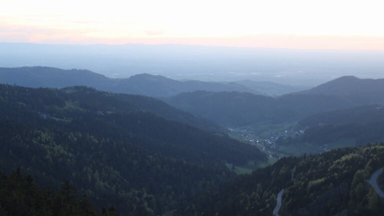 Dieses Bild zeigt eine Webcam-Aufnahme vom Achertal, aufgenommen am Samstag, den 25.04.2026 um 20:50 Uhr. Die Temperatur betrug 12.4°C.