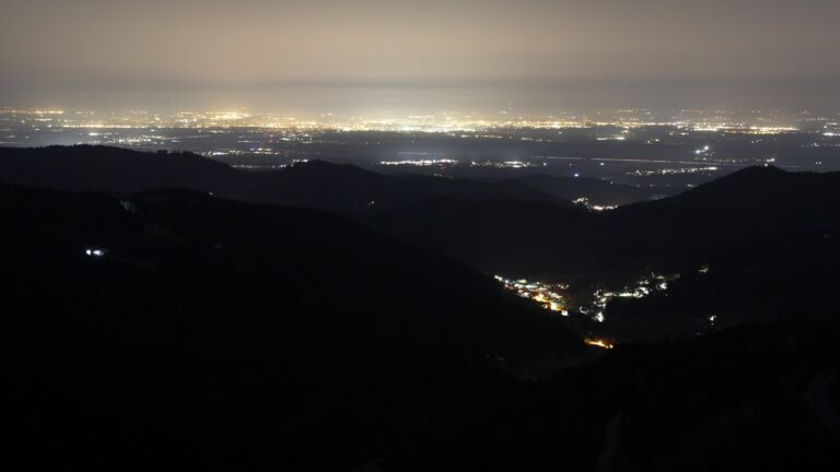 Dieses Bild zeigt eine Webcam-Aufnahme vom Achertal, aufgenommen am Donnerstag, den 05.03.2026 um 22:00 Uhr. Die Temperatur betrug 8.8°C.