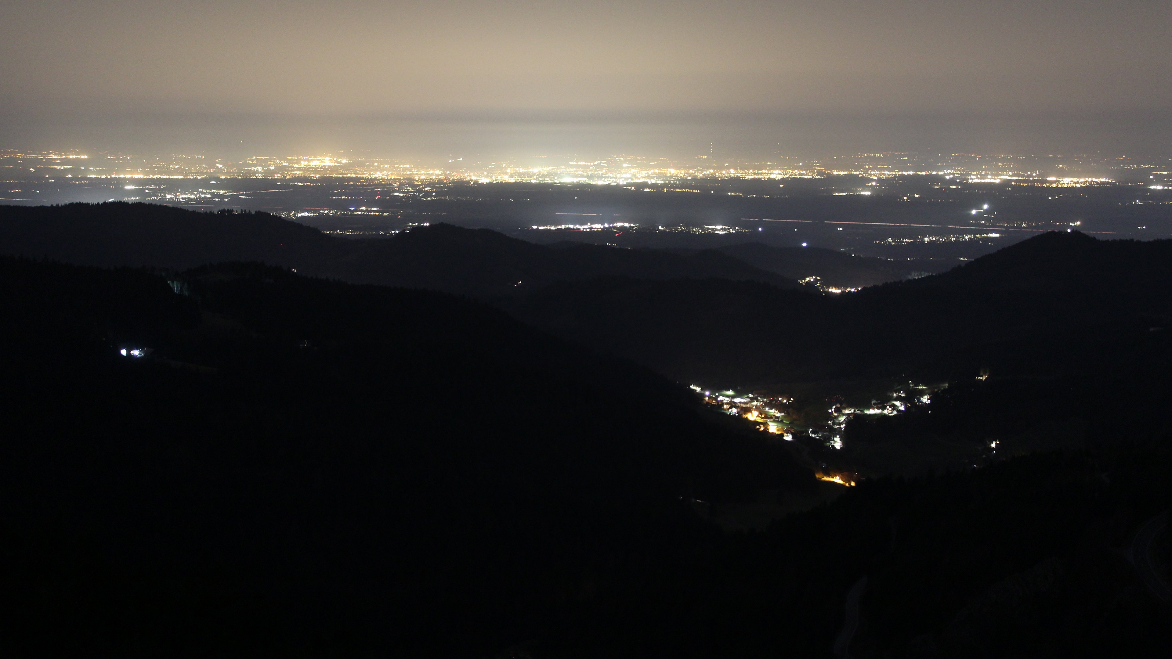 Dieses Bild zeigt eine Webcam-Aufnahme vom Achertal, aufgenommen am Donnerstag, den 05.03.2026 um 22:00 Uhr. Die Temperatur betrug 8.8°C.