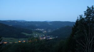 Dieses Bild zeigt eine Webcam-Aufnahme vom Achertal, aufgenommen am Montag, den 20.07.2026 um 05:00 Uhr. Die Temperatur betrug 12.9°C.