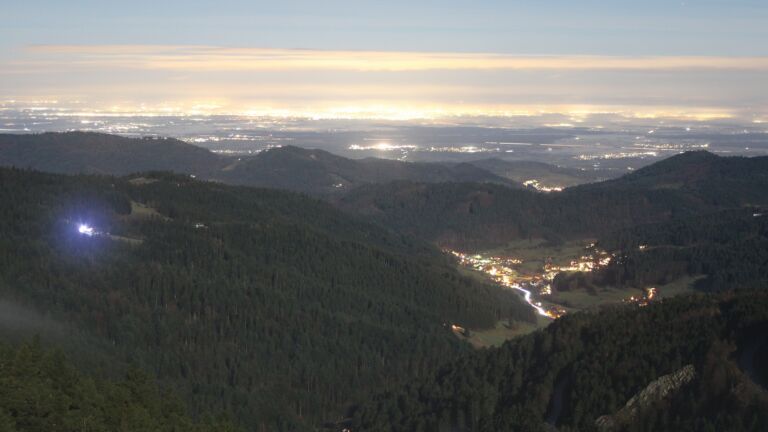 Dieses Bild zeigt eine Webcam-Aufnahme vom Achertal, aufgenommen am Freitag, den 05.12.2025 um 19:30 Uhr. Die Temperatur betrug 0.6°C.