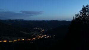Dieses Bild zeigt eine Webcam-Aufnahme vom Achertal, aufgenommen am Freitag, den 05.06.2026 um 22:30 Uhr. Die Temperatur betrug 12.8°C.