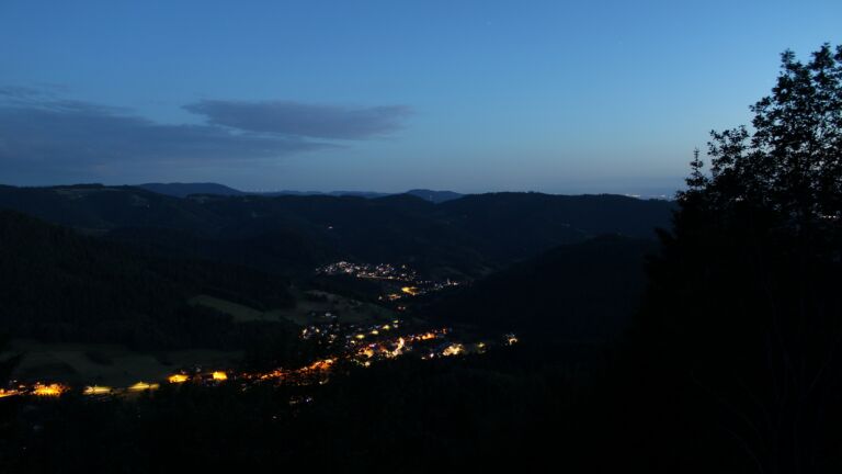 Dieses Bild zeigt eine Webcam-Aufnahme vom Achertal, aufgenommen am Freitag, den 05.06.2026 um 22:30 Uhr. Die Temperatur betrug 12.8°C.