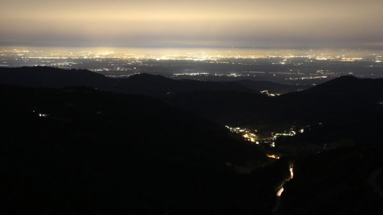 Dieses Bild zeigt eine Webcam-Aufnahme vom Achertal, aufgenommen am Freitag, den 03.10.2025 um 21:30 Uhr. Die Temperatur betrug 8.9°C.
