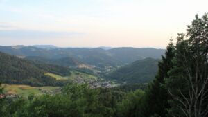 Dieses Bild zeigt eine Webcam-Aufnahme vom Achertal, aufgenommen am Montag, den 13.07.2026 um 20:50 Uhr. Die Temperatur betrug 27.2°C.