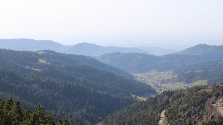 Dieses Bild zeigt eine Webcam-Aufnahme vom Achertal, aufgenommen am Donnerstag, den 05.03.2026 um 14:50 Uhr. Die Temperatur betrug 13.3°C.