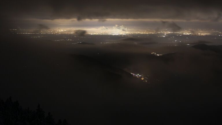 Dieses Bild zeigt eine Webcam-Aufnahme vom Achertal, aufgenommen am Mittwoch, den 26.11.2025 um 22:30 Uhr. Die Temperatur betrug -2.4°C.