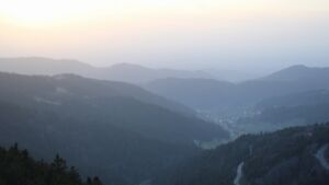 Dieses Bild zeigt eine Webcam-Aufnahme vom Achertal, aufgenommen am Montag, den 09.03.2026 um 18:00 Uhr. Die Temperatur betrug 10°C.