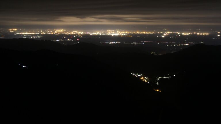 Dieses Bild zeigt eine Webcam-Aufnahme vom Achertal, aufgenommen am Samstag, den 04.10.2025 um 04:00 Uhr. Die Temperatur betrug 7°C.