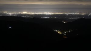 Dieses Bild zeigt eine Webcam-Aufnahme vom Achertal, aufgenommen am Montag, den 04.05.2026 um 23:30 Uhr. Die Temperatur betrug 9.6°C.