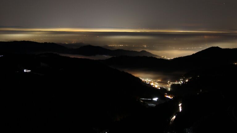 Dieses Bild zeigt eine Webcam-Aufnahme vom Achertal, aufgenommen am Samstag, den 22.11.2025 um 19:00 Uhr. Die Temperatur betrug -4.3°C.
