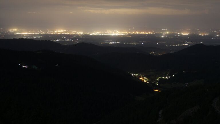Dieses Bild zeigt eine Webcam-Aufnahme vom Achertal, aufgenommen am Mittwoch, den 16.07.2025 um 03:50 Uhr. Die Temperatur betrug 12.9°C.
