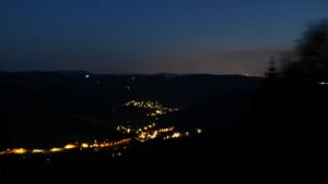 Dieses Bild zeigt eine Webcam-Aufnahme vom Achertal, aufgenommen am Donnerstag, den 18.06.2026 um 23:00 Uhr. Die Temperatur betrug 25.7°C.