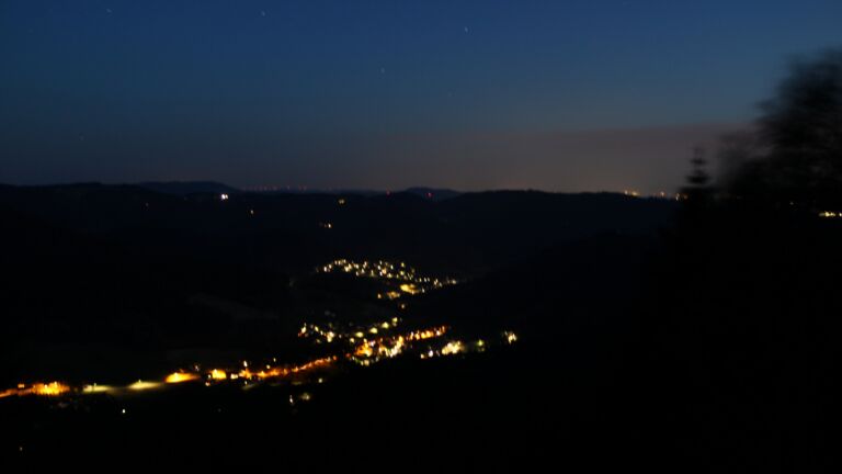 Dieses Bild zeigt eine Webcam-Aufnahme vom Achertal, aufgenommen am Donnerstag, den 18.06.2026 um 23:00 Uhr. Die Temperatur betrug 25.7°C.