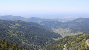 Dieses Bild zeigt eine Webcam-Aufnahme vom Achertal, aufgenommen am Sonntag, den 26.04.2026 um 14:00 Uhr. Die Temperatur betrug 14.9°C.