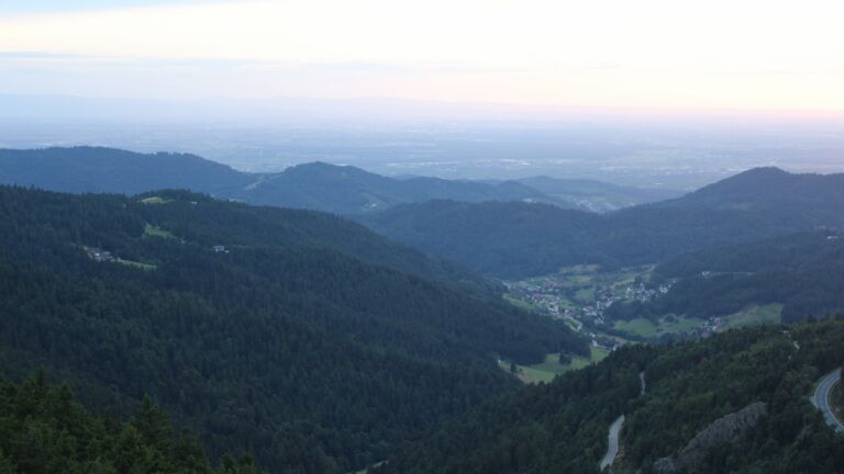 Dieses Bild zeigt eine Webcam-Aufnahme vom Achertal, aufgenommen am Mittwoch, den 23.07.2025 um 21:10 Uhr. Die Temperatur betrug 14.8°C.