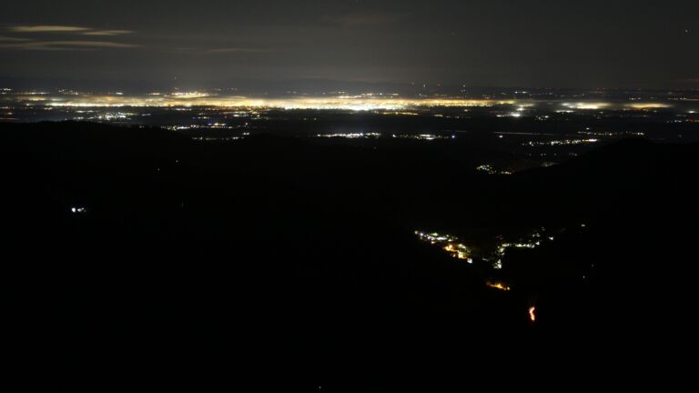 Dieses Bild zeigt eine Webcam-Aufnahme vom Achertal, aufgenommen am Sonntag, den 16.11.2025 um 04:00 Uhr. Die Temperatur betrug 7.1°C.