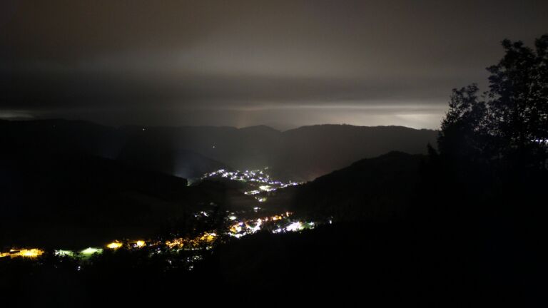 Dieses Bild zeigt eine Webcam-Aufnahme vom Achertal, aufgenommen am Samstag, den 10.10.2026 um 03:30 Uhr. Die Temperatur betrug 8.4°C.