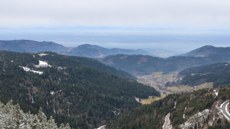 Dieses Bild zeigt eine Webcam-Aufnahme vom Achertal, aufgenommen am Dienstag, den 27.01.2026 um 14:20 Uhr. Die Temperatur betrug 5.7°C.