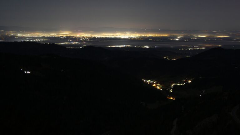 Dieses Bild zeigt eine Webcam-Aufnahme vom Achertal, aufgenommen am Mittwoch, den 12.11.2025 um 04:00 Uhr. Die Temperatur betrug 10.2°C.