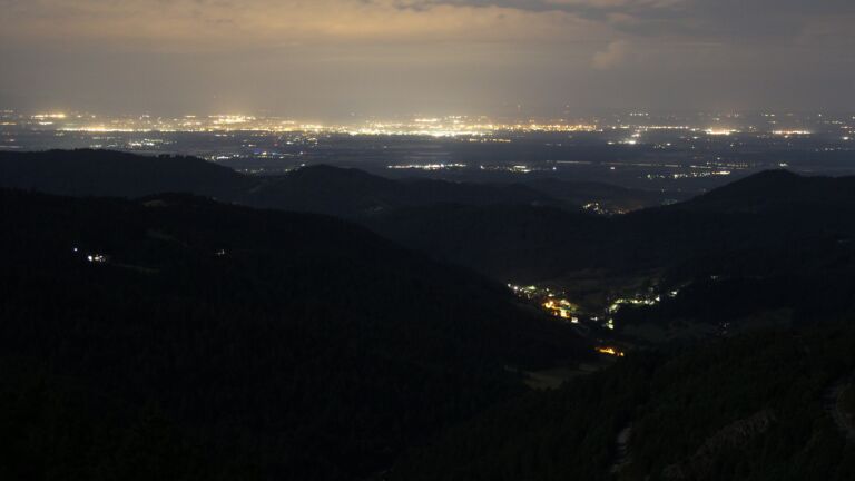 Dieses Bild zeigt eine Webcam-Aufnahme vom Achertal, aufgenommen am Dienstag, den 15.07.2025 um 03:40 Uhr. Die Temperatur betrug 16.1°C.