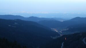 Dieses Bild zeigt eine Webcam-Aufnahme vom Achertal, aufgenommen am Donnerstag, den 05.03.2026 um 18:50 Uhr. Die Temperatur betrug 9.3°C.