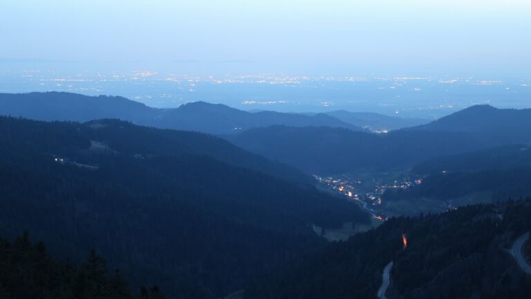 Dieses Bild zeigt eine Webcam-Aufnahme vom Achertal, aufgenommen am Donnerstag, den 05.03.2026 um 18:50 Uhr. Die Temperatur betrug 9.3°C.