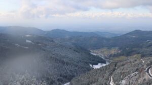 Dieses Bild zeigt eine Webcam-Aufnahme vom Achertal, aufgenommen am Freitag, den 21.11.2025 um 13:50 Uhr. Die Temperatur betrug -4.8°C.