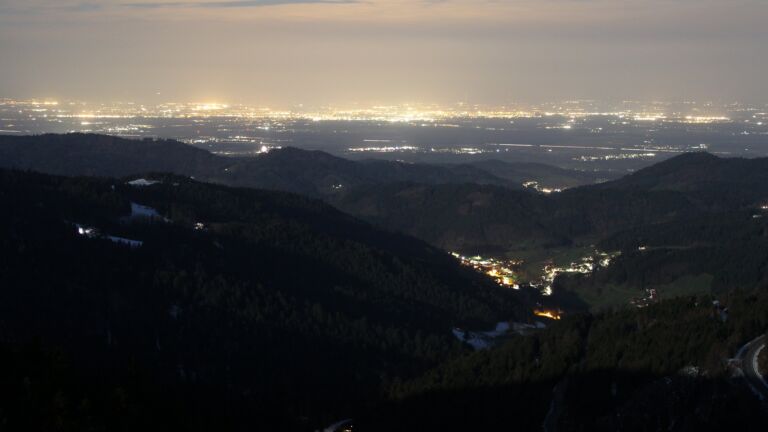 Dieses Bild zeigt eine Webcam-Aufnahme vom Achertal, aufgenommen am Donnerstag, den 02.04.2026 um 22:30 Uhr. Die Temperatur betrug 4.5°C.