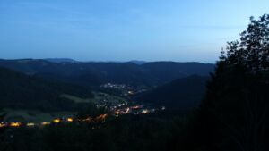 Dieses Bild zeigt eine Webcam-Aufnahme vom Achertal, aufgenommen am Sonntag, den 07.06.2026 um 22:20 Uhr. Die Temperatur betrug 15.8°C.