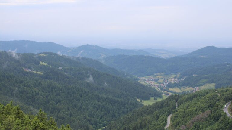 Dieses Bild zeigt eine Webcam-Aufnahme vom Achertal, aufgenommen am Mittwoch, den 04.06.2025 um 13:20 Uhr. Die Temperatur betrug 13°C.