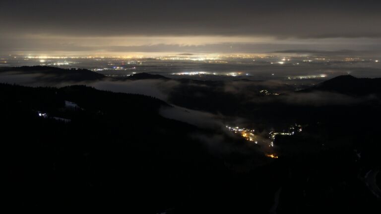 Dieses Bild zeigt eine Webcam-Aufnahme vom Achertal, aufgenommen am Mittwoch, den 28.01.2026 um 01:00 Uhr. Die Temperatur betrug 3.2°C.