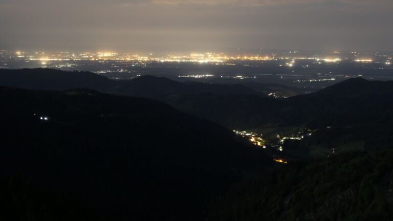 Dieses Bild zeigt eine Webcam-Aufnahme vom Achertal, aufgenommen am Sonntag, den 03.05.2026 um 01:30 Uhr. Die Temperatur betrug 14.6°C.